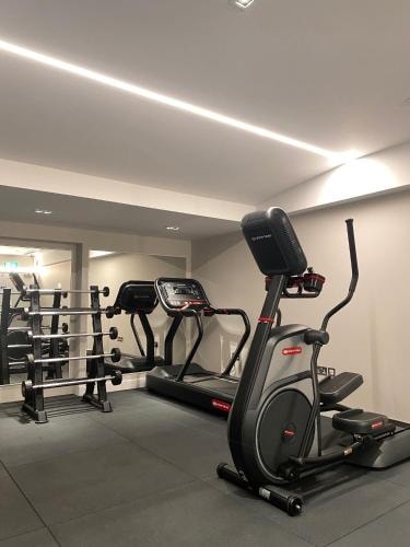 3 Bedroom Deluxe Apartment Near Barclays Bank LON 21 Luxury Bookings