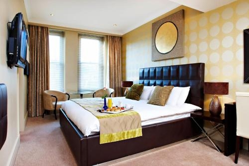 Classic Double Room Near Tesco Express LON Luxury Bookings
