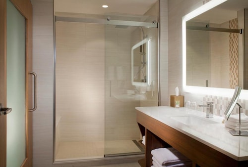 Guest Room Near Speed Burgers and More DAL 5 Luxury Bookings