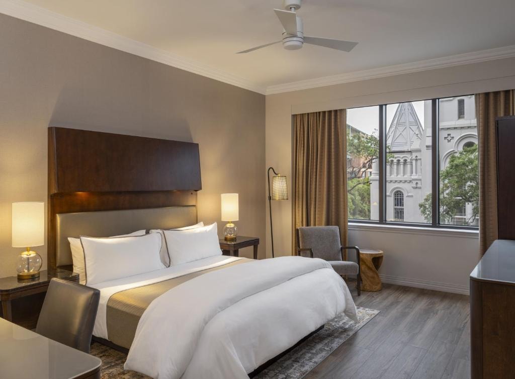 Guest room Near Federal American Grill HOU Luxury Bookings