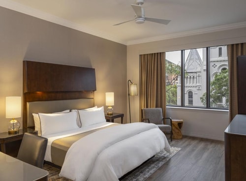 Guest room Near Federal American Grill HOU Luxury Bookings