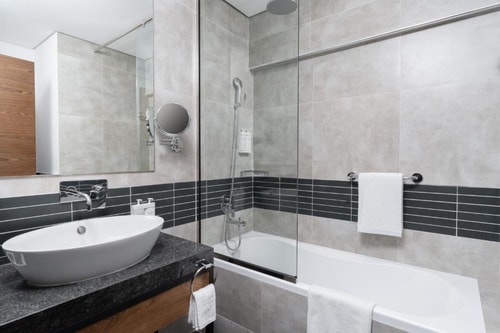 Standard King Or Twin Room Near Regina Tower JVC 5 Luxury Bookings