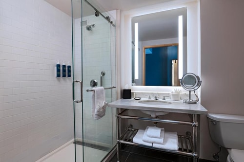 Queen Room Near Brenda and John Duncan YMCA HOU 3 Luxury Bookings