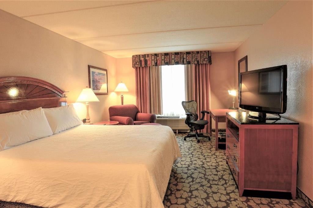 King Room Near Arthur Storey Park HOU Luxury Bookings