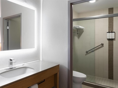 King Room Near Churchill Tower DAL 2 Luxury Bookings
