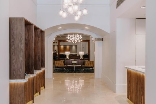 King Room Near Discovery Green in Houston HOU 7 Luxury Bookings