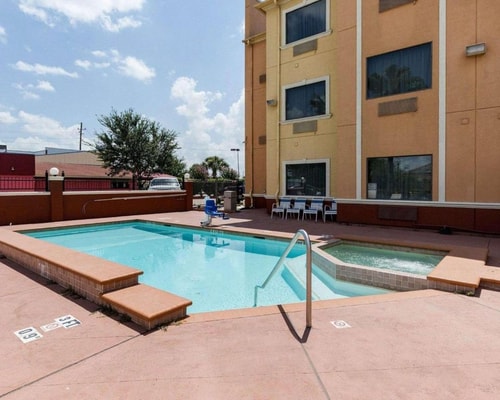 Queen Suite Near JVC Family Medicine HOU 12 Luxury Bookings