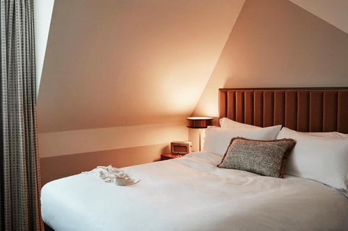 Snug Room Near Amarich Productions LON 2 Luxury Bookings