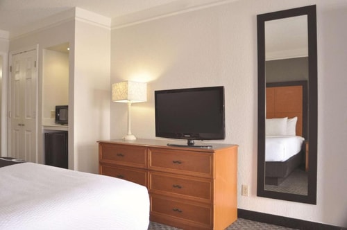 Deluxe Room Near The Charlotte American Bistro DAL 1 Luxury Bookings