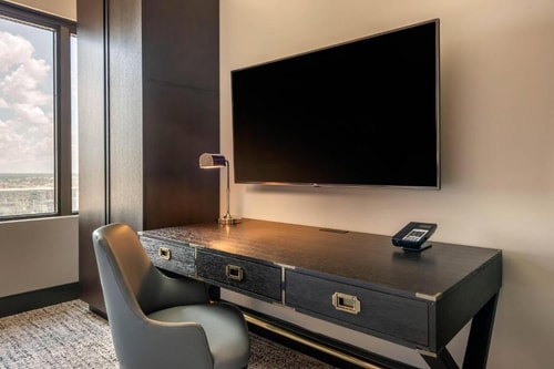 King Room Near Daikin Park Houston HOU 3 Luxury Bookings