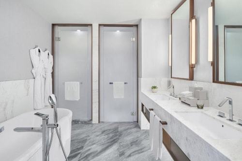 Deluxe King Room Near The Palace Site Office Dubai 3 Luxury Bookings