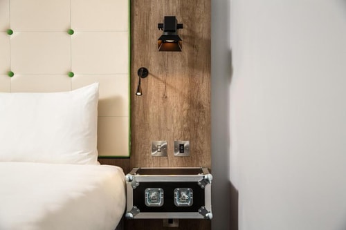 Queen Room Near Oxbridge Online School LON 1 Luxury Bookings