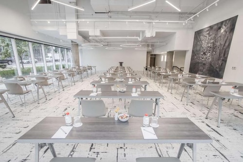 Queen Room Near The Artisan Craft Kitchen DAL 8 Luxury Bookings