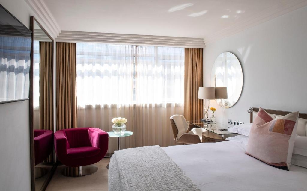 Queen Room Near Aestha Clinic LON Luxury Bookings