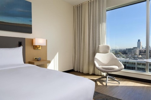 Classic King Room Near Bendwood Park HOU 2 Luxury Bookings