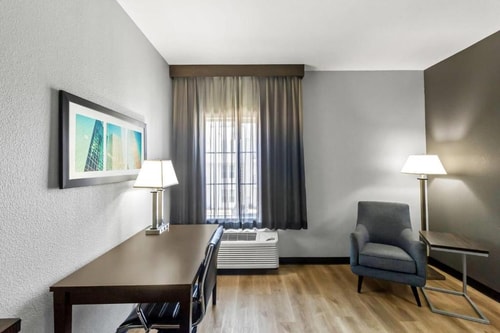 King Room Near Shadowbriar Elementary School HOU 3 Luxury Bookings