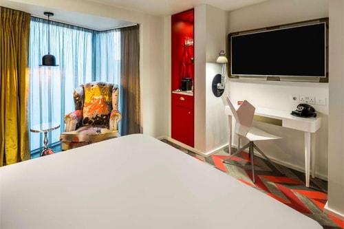 Superior Room Near Carrara Tower LON 1 Luxury Bookings
