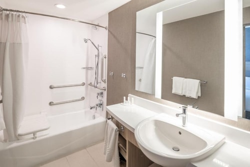 King Suite Near Ambassador House Association DAL 5 Luxury Bookings