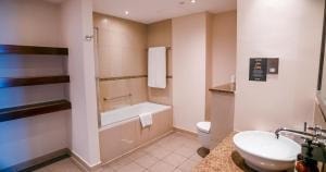 King Studio Suite Near To Civic Square Park Ab 4 Luxury Bookings