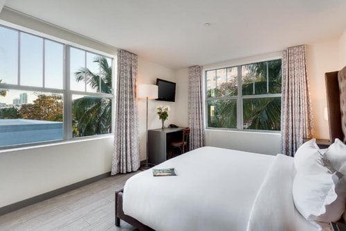 Superior King Or Twin Room Near Lummus Park MIA 2 Luxury Bookings