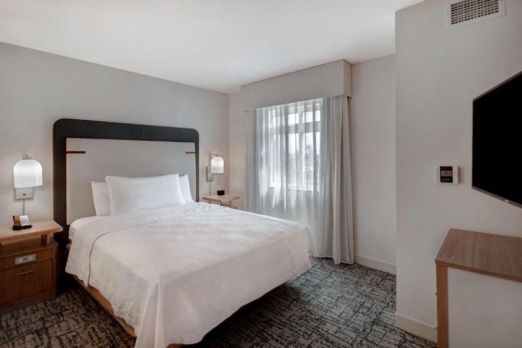 Queen Studio Suite Near Kezar Life Sciences SAN Luxury Bookings