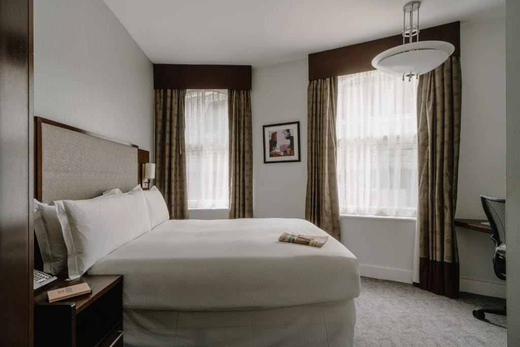 Small Queen Room Near Trafalgar Square LON Luxury Bookings