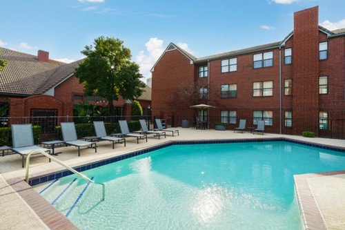 Studio Suite Near Glazer's Beer and Beverage DAL 4 Luxury Bookings