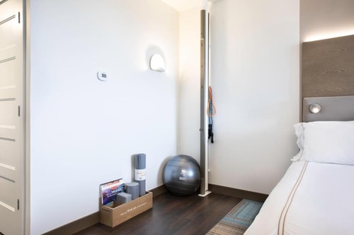 Standard King Room Near Middle Point Marina MIA 3 Luxury Bookings