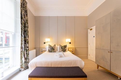 Double Room Near Facial Pain Clinic LON 2 Luxury Bookings