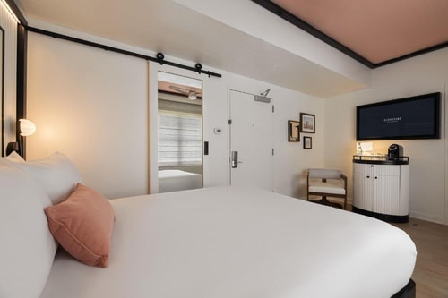 Deluxe King Room Near Coyote Taqueria MIA 3 Luxury Bookings