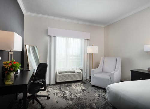 Standard King Room Near Arthur Storey Park HOU 1 Luxury Bookings