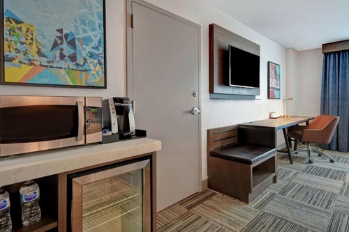 King Room Near Consulate General Of Ukraine HOU 2 Luxury Bookings