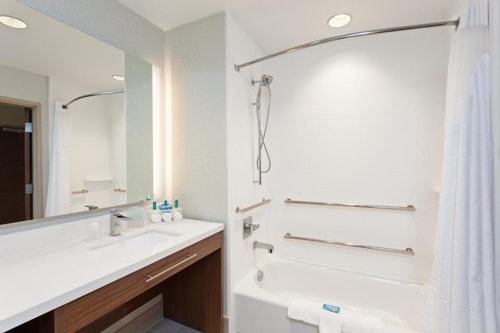 Standard King Or Twin Room Near Planet Fitness HOU 5 Luxury Bookings