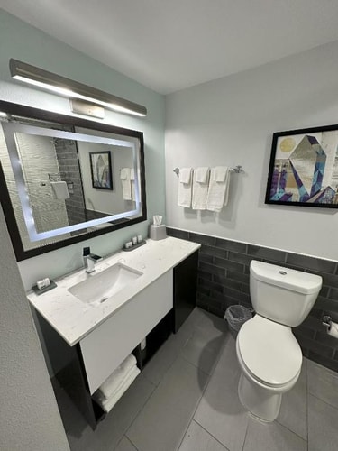 Standard King Room Near Ferris Plaza DAL 6 Luxury Bookings