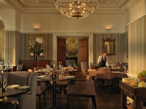 Classic Double Room Near Sunken Garden LON 12 Luxury Bookings