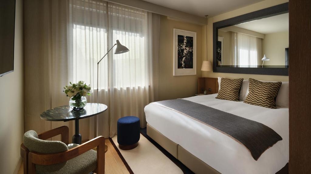 Superior King Room Near Jeeves of Belgravia LON Luxury Bookings