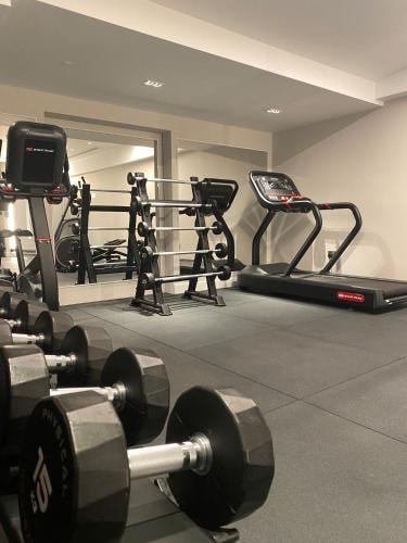 3 Bedroom Deluxe Apartment Near Barclays Bank LON 19 Luxury Bookings