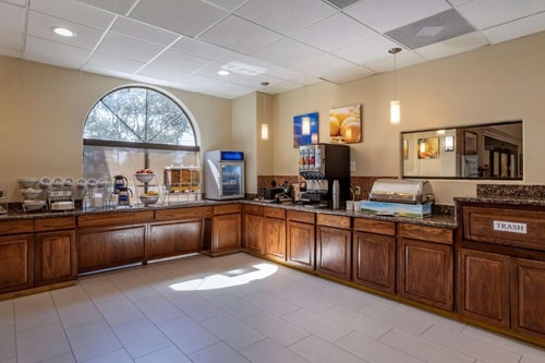 Queen Room Near Methodist Training Center HOU 8 Luxury Bookings