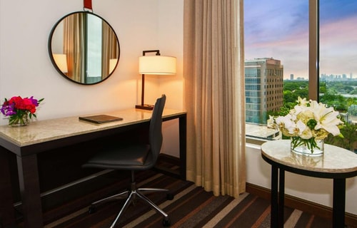 King Room Near Venture Commercial Real Estate DAL 4 Luxury Bookings
