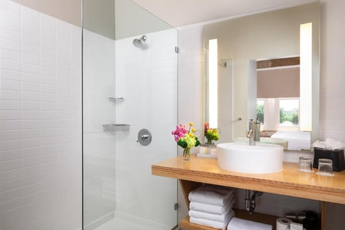 Standard Room Near Johnny's Chicken & Waffles DAL 5 Luxury Bookings