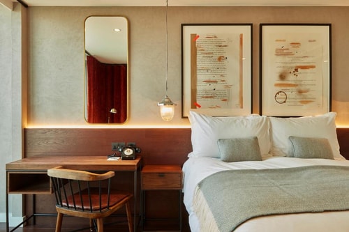 Standard Queen Room Near Cool Britania Shop LON 2 Luxury Bookings