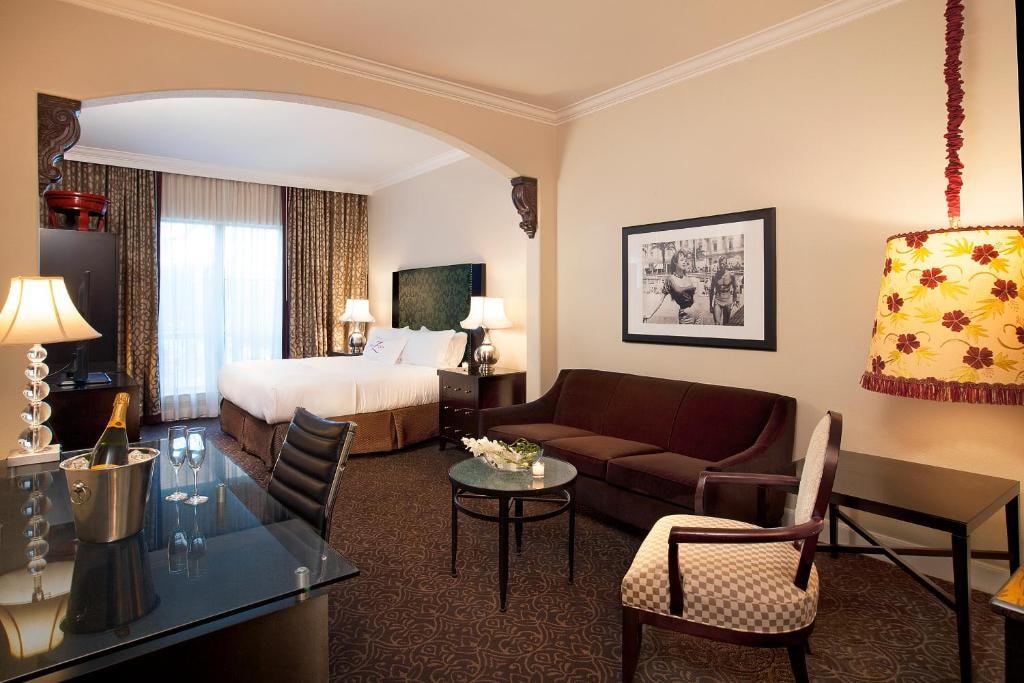 Deluxe King Room Near Metropolitan Club DAL Luxury Bookings
