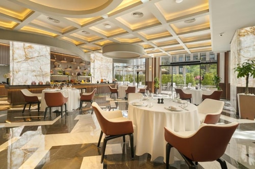 One Bedroom Suite City View At Palm Jumeirah 9 Luxury Bookings