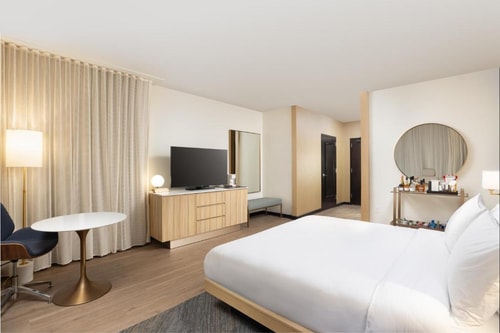 Classic King Room Near Bendwood Park HOU 1 Luxury Bookings