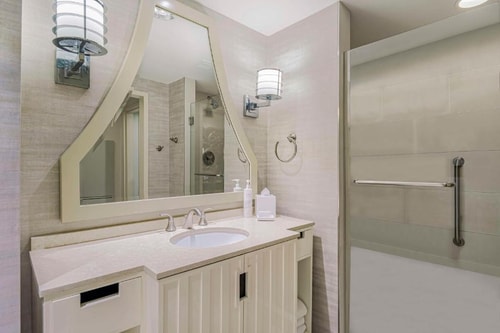 King Suite Near To Toyota Center HOU 3 Luxury Bookings