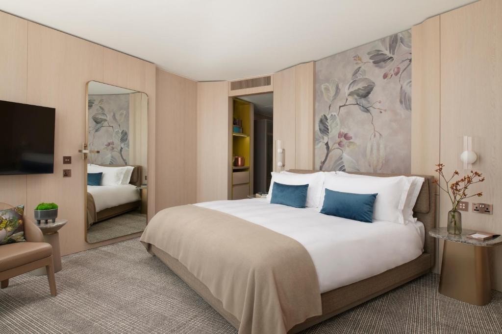 Deluxe Room Near Care England LON Luxury Bookings