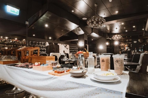 Small Queen Room Near Escape Entertainment LON 10 Luxury Bookings