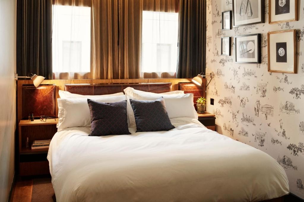 Snug Room Near Amarich Productions LON Luxury Bookings