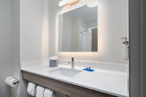 Standard Room Near Golden Corral Buffet Grill DAL 2 Luxury Bookings