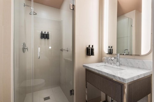 Deluxe King Room Near Coyote Taqueria MIA 5 Luxury Bookings